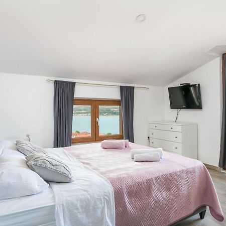 Apartments With A Parking Space Mastrinka, Ciovo - 4324 Trogir Exterior photo